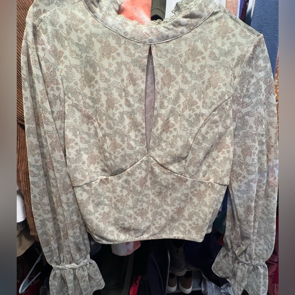 Slightly cropped flared sleeve top size Medium